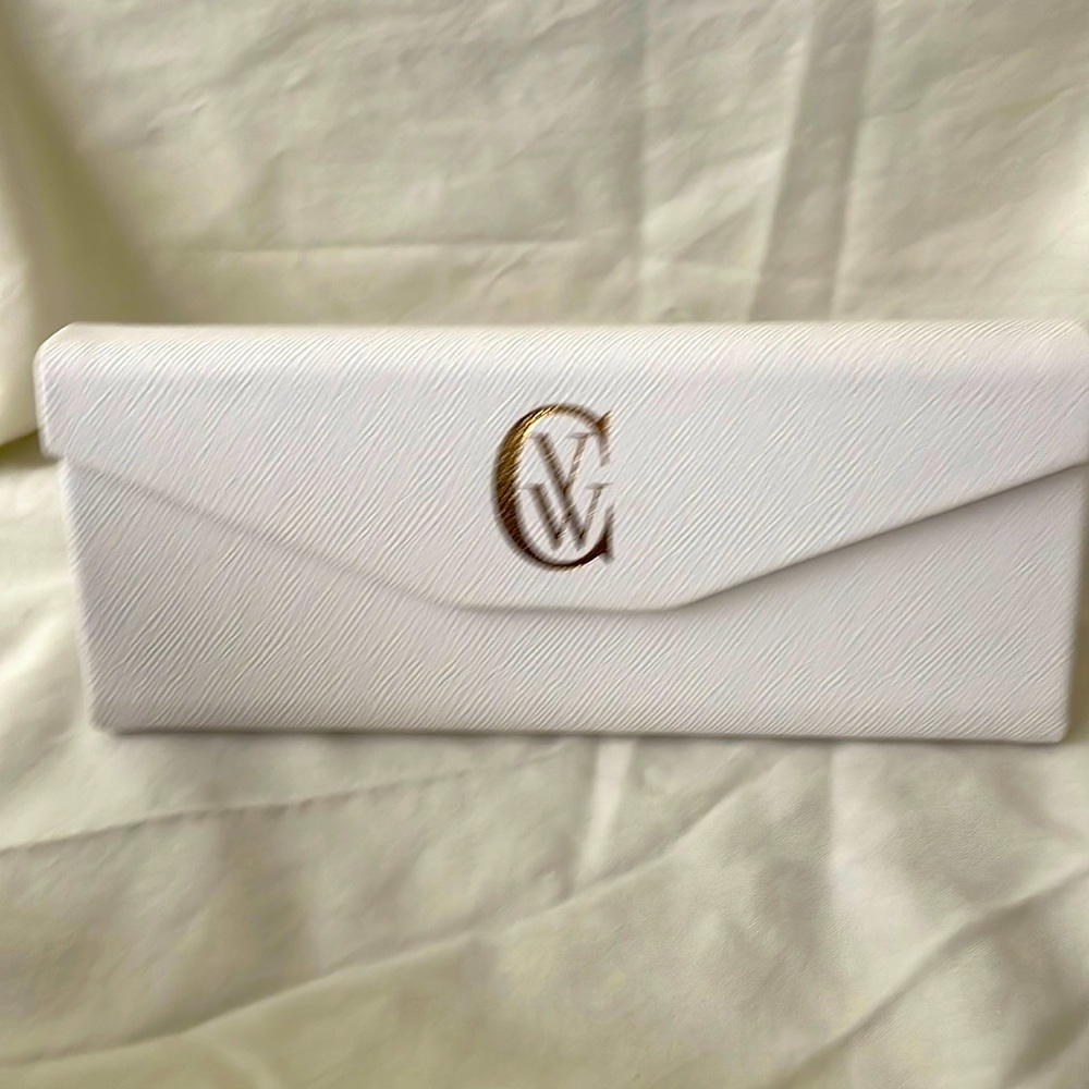 VINTAGE WOOD COLLECTION. WHITE TRIANGLE CASE AND CLOTH